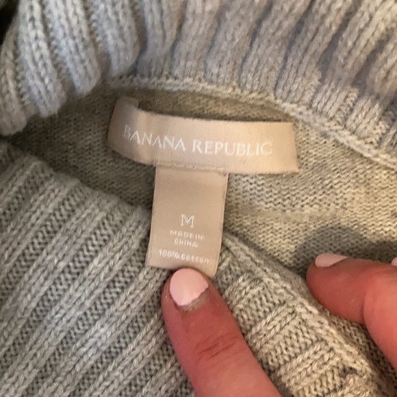 Banana republic size medium gray sweater. I get so many compliments when wearing - Picture 3 of 6